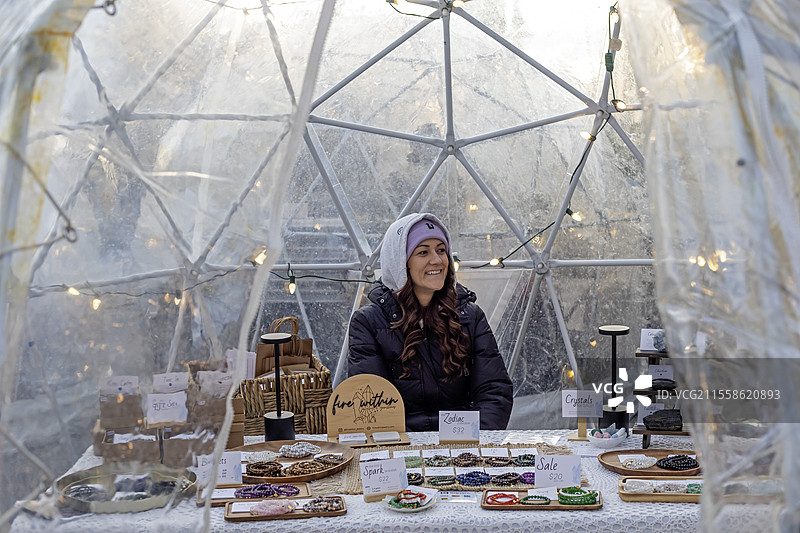 市场上出售珠宝的商贩图片素材