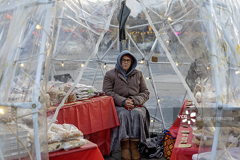 市场上出售烘焙食品的摊贩图片素材