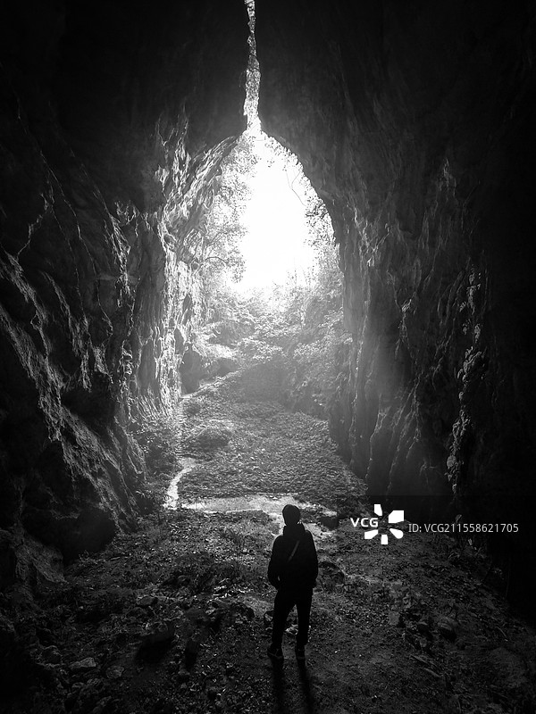 走进鬼斧神工的天然洞穴，迎接出口处光芒带来的希望与美丽图片素材