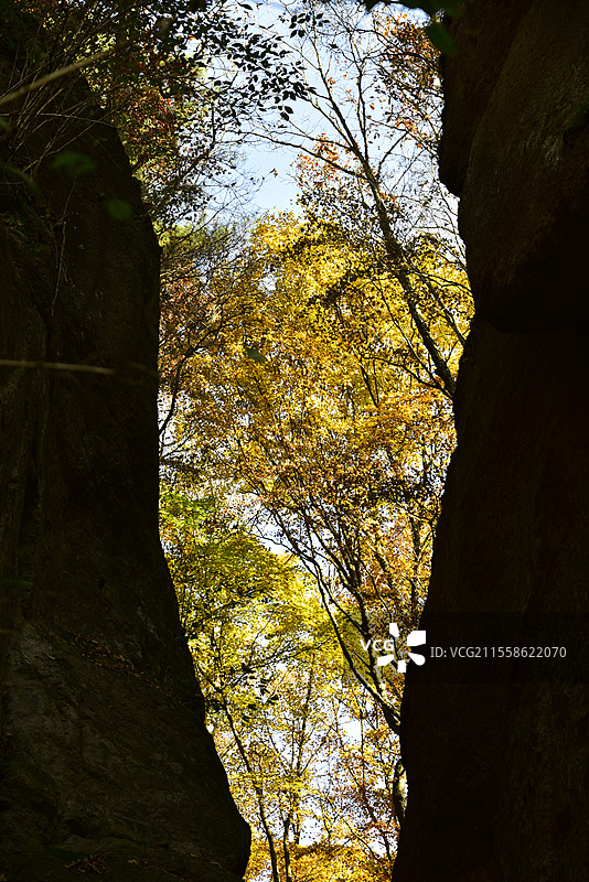 辽宁省本溪市五女山景区秋天一线天秋景图片素材