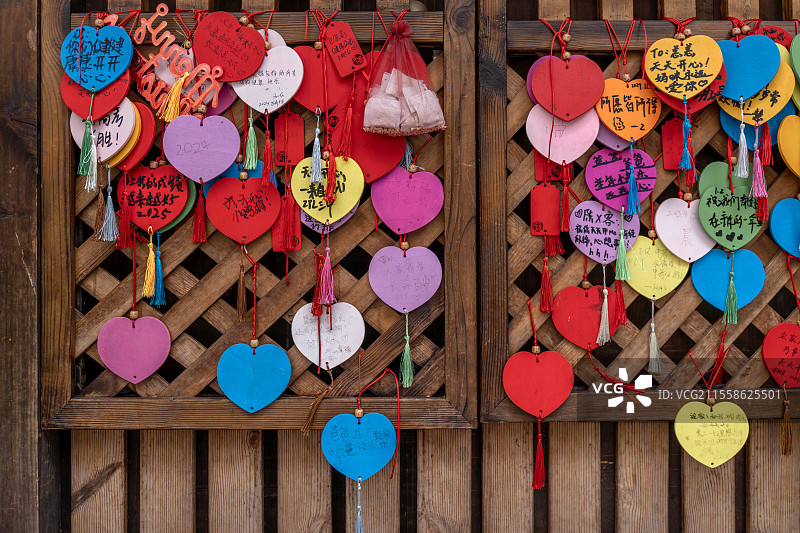 墙上贴的摆成形状的各种各样祝福语和心愿清单图片素材