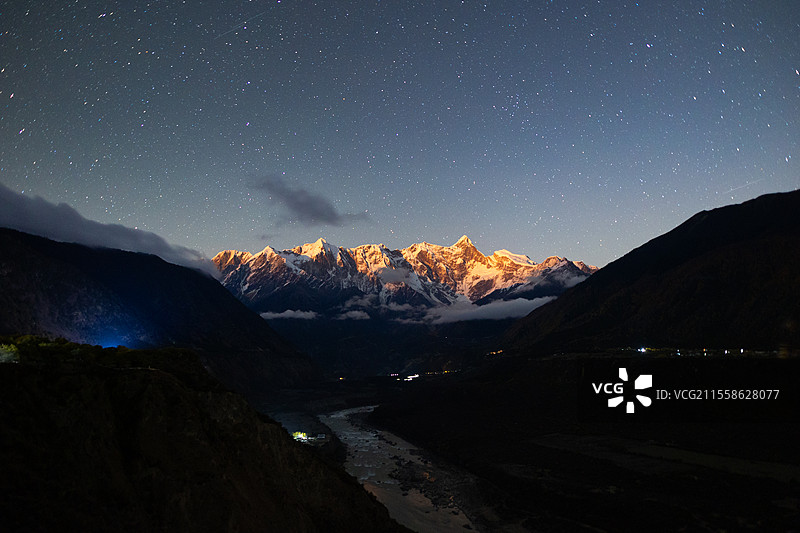 西藏林芝南迦巴瓦峰雪山大峡谷风景图片素材
