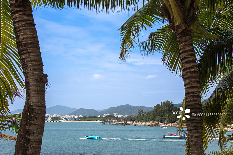 行驶在大海上的汽车快艇图片素材