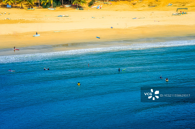 海南万宁海滩上的夏日冲浪时光图片素材