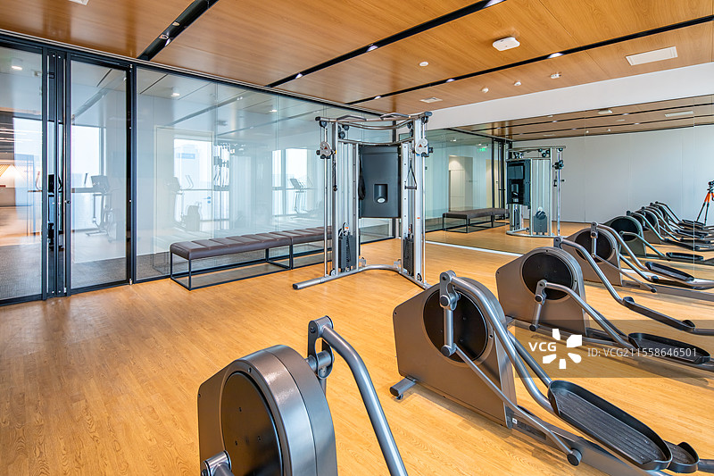 健身房内的跑步机图片素材