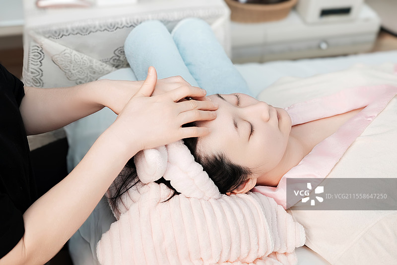 放松面部按摩体验，让肌肤焕发光彩图片素材