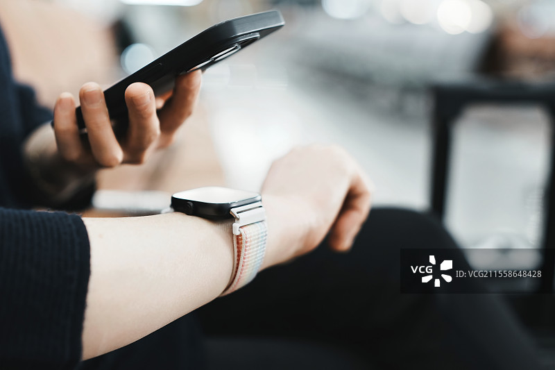 现代生活方式：通过智能手机和智能手表与技术互动图片素材