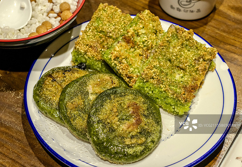 广西桂林传统小吃艾叶粑粑和船上糕图片素材