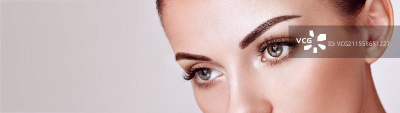 美丽的女性，佩戴极长的假睫毛。睫毛延长。化妆，化妆品。美容，护肤。图片素材