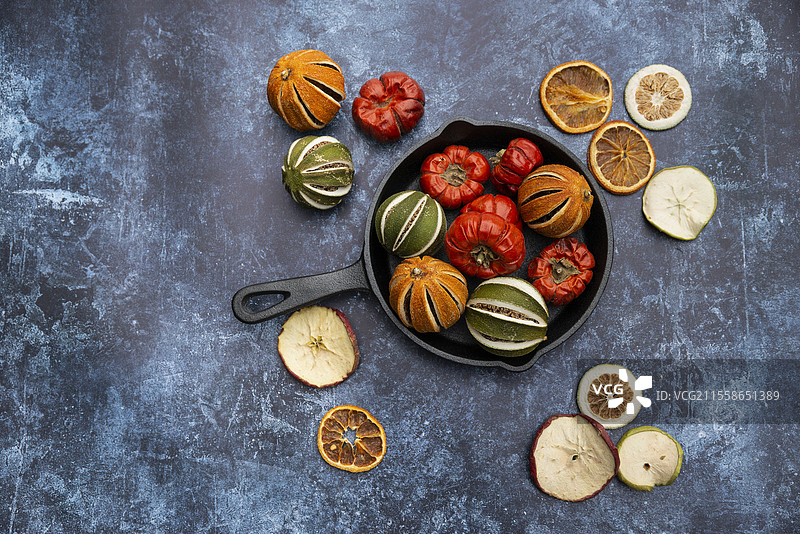 干燥的季节性冬季水果平铺在粗糙的纹理背景上图片素材