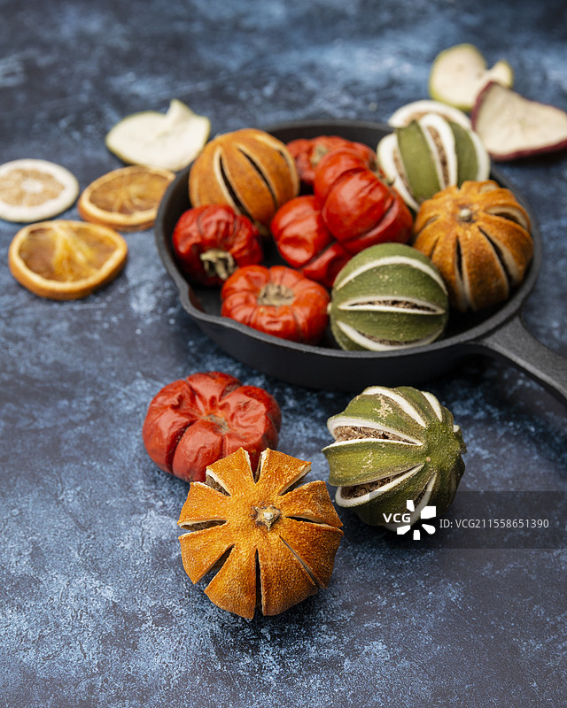 冬季干果的美丽食物肖像，背景为复古质感图片素材