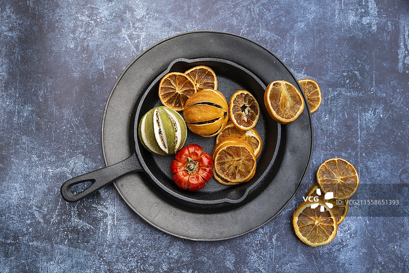 干燥的季节性冬季水果平铺在粗糙的纹理背景上图片素材