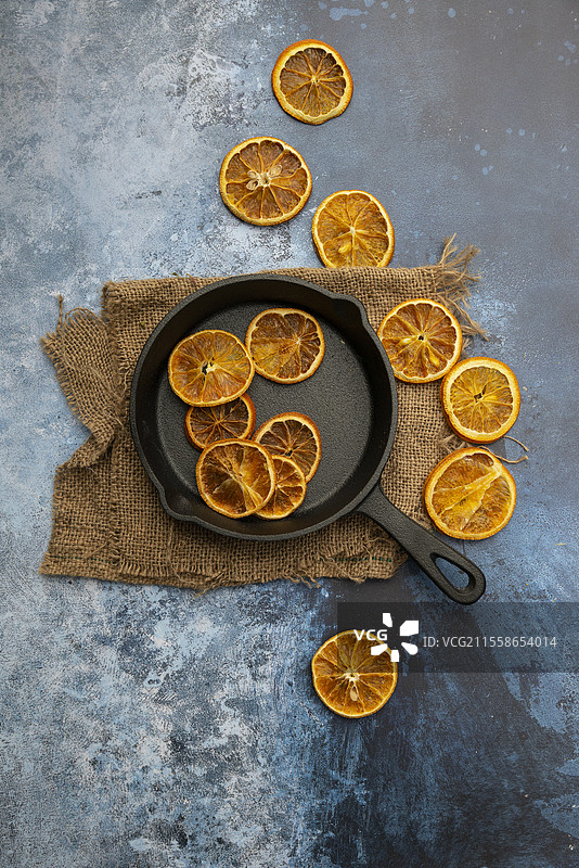 干燥的季节性冬季水果平铺在粗糙的纹理背景上图片素材