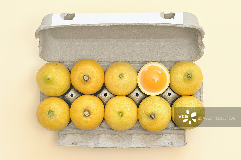 概念性的柠檬与一打鸡蛋的包装图片素材