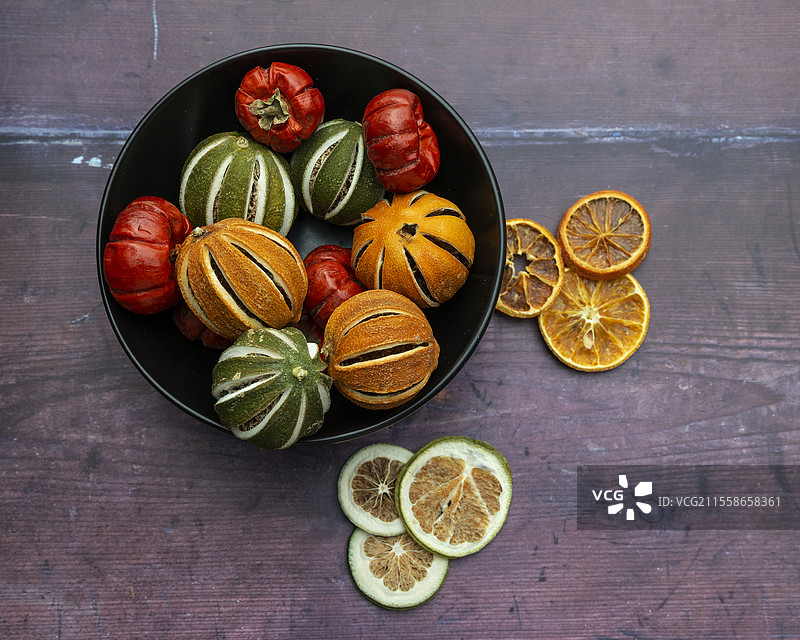 干燥的季节性冬季水果平铺在粗糙的纹理背景上图片素材