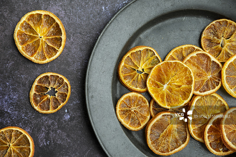 干燥的冬季时令水果平铺在粗糙的纹理背景上图片素材