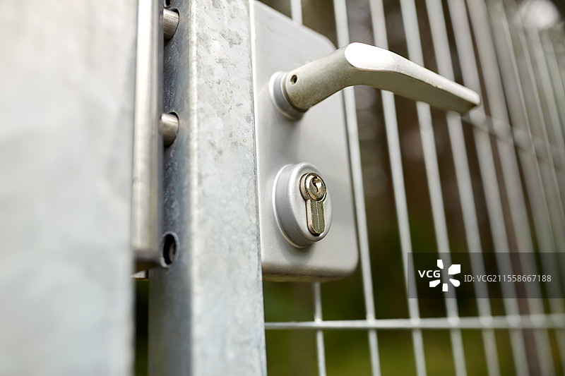安全与保障概念 - 门锁和门把手的特写。门锁和门把手的特写。图片素材