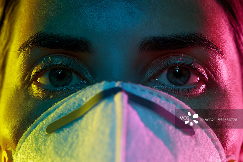 健康、安全和疫情概念 - 年轻女性佩戴防护口罩或呼吸器的特写。年轻女性佩戴防护口罩或呼吸器。图片素材