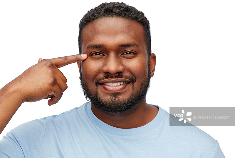 人们，美容和视觉概念 - 年轻非洲裔美国男子在白色背景下用手指指向他的眼睛的肖像。非洲裔美国男子用手指指向他的眼睛。图片素材