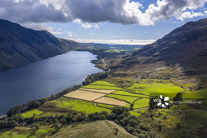 令人惊叹的高空视角，飞行无人机俯瞰夏末的湖区风景，位于瓦斯特湖谷，背景是山脉景观。图片素材