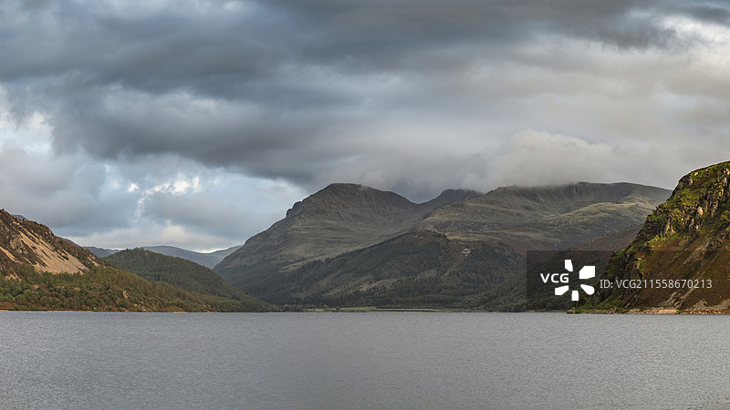 美丽的风景图，俯瞰英格兰湖区的恩纳代尔湖，远望在辉煌夏季日落时分的斯科特山和柱山。图片素材