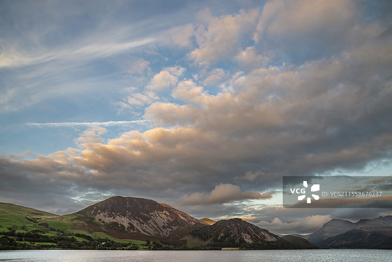 美丽的风景图，俯瞰英格兰湖区的恩纳代尔湖，夕阳下的斯科特山和柱山巍峨壮观。图片素材