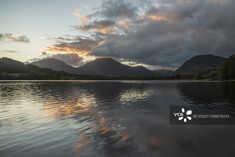 令人惊叹的日出风景图，俯瞰湖区的洛斯沃特，远望洛费尔和格拉斯米尔，五彩斑斓的天空在山峰上绽放。图片素材
