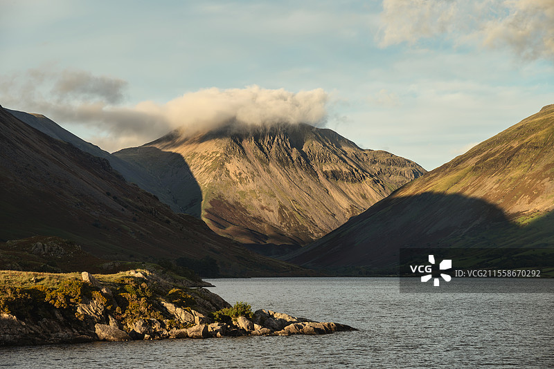 令人惊叹的晚夏风景图，展示了湖区的瓦斯代尔谷，远望斯卡费尔派克、格雷特盖布尔和柯克费尔山脉。图片素材