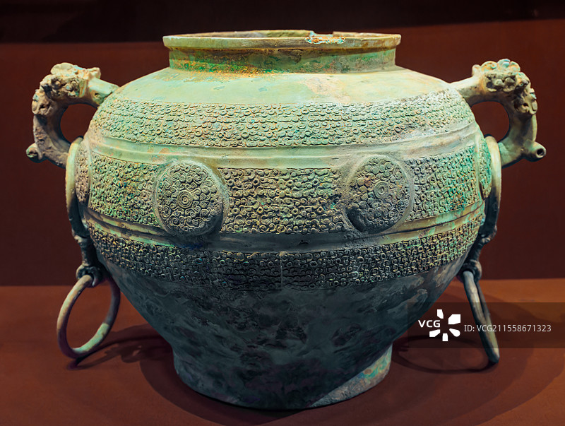 湖南省博物院2002年湘乡牛形山出土春秋时期文物双环龙耳铜浴缶图片素材