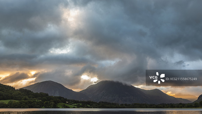令人惊叹的日出风景图，俯瞰湖区的洛斯沃特，远望洛费尔和格拉斯梅尔，五彩斑斓的天空在山峰上绽放。图片素材