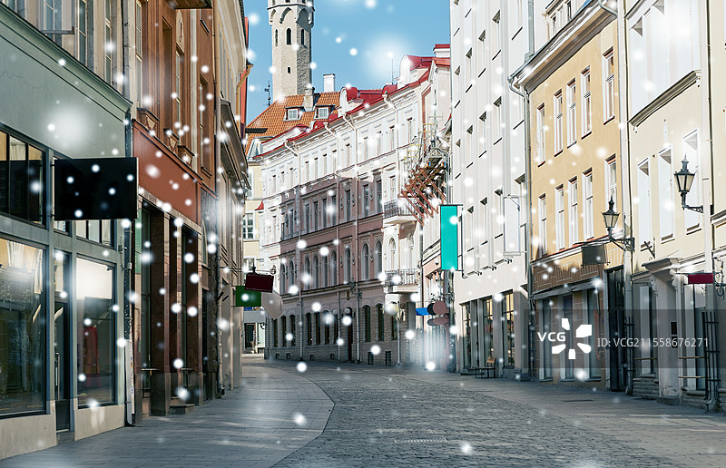 塔林老城的空旷街道覆盖着雪。图片素材