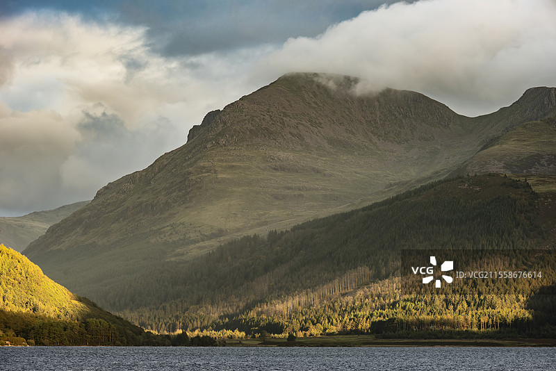 美丽的风景图，俯瞰英格兰湖区的恩纳代尔湖，远望在辉煌夏季日落时分的斯科特山和柱山。图片素材