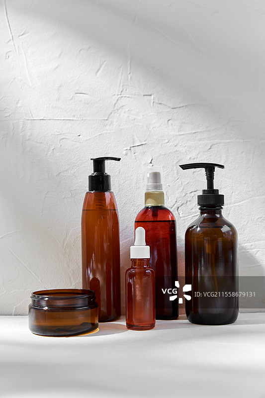 美丽、可持续性和生态生活理念 - 白色背景上的天然化妆品和身体护理生态产品。天然化妆品和身体护理产品。图片素材