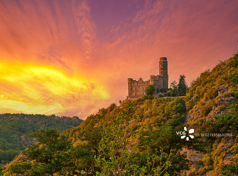 日落时分的毛斯城堡，位于德国圣戈阿尔斯豪森附近的莱茵河谷（莱茵峡谷）。建于1386年。图片素材