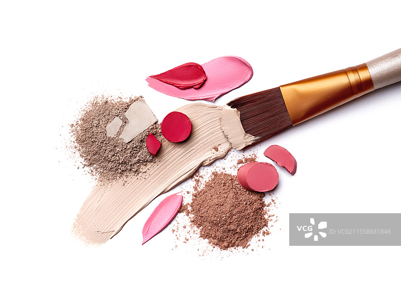 面部粉底的涂抹痕迹。粉红色和红色口红涂抹在白色背景上。散粉眼影。化妆品。美容与化妆概念。图片素材
