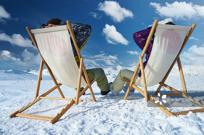 冬季阿尔卑斯山梅里贝尔的一对情侣图片素材