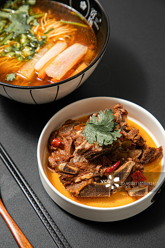 牛肉面红烧牛肉面沙嗲面牛肉牛腩面排骨面大排面猪大排鸡腿面大块鸡腿炸鸡面嗦面面食碳水烟火味贴秋膘图片素材