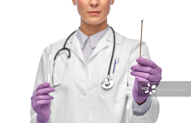 医学、健康和冠状病毒概念 - 女医生手持棉签和试管的特写。女医生手持棉签和试管。图片素材