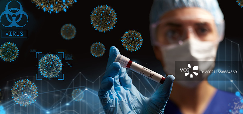 医学、健康和疫情概念 - 特写镜头显示女性医生或护士佩戴护目镜、手套和面罩，手持装有冠状病毒血液检测的烧杯，背景为病毒颗粒。医生手持冠状病毒血液检测的烧杯。图片素材