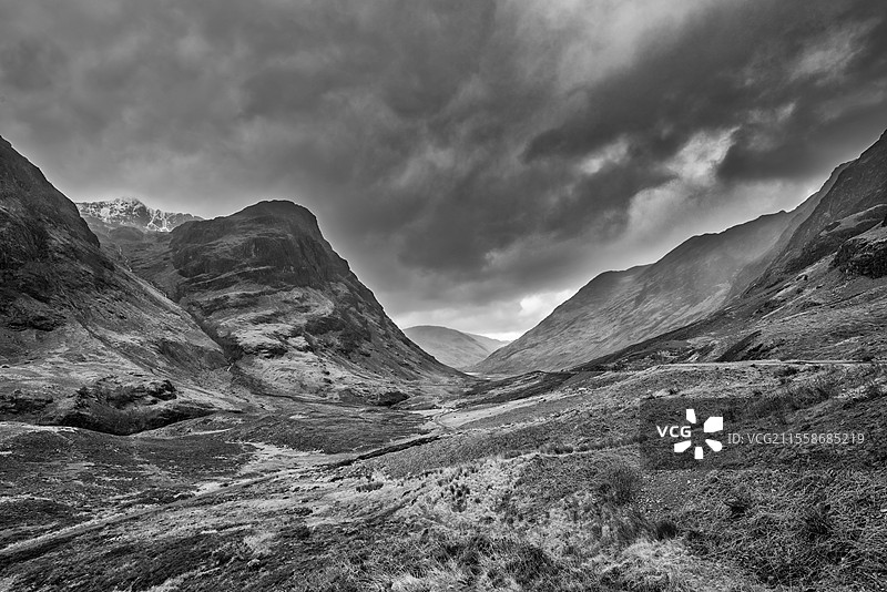 苏格兰高地格伦科的三姐妹山在湿润冬日的史诗般戏剧性的黑白风景图像图片素材