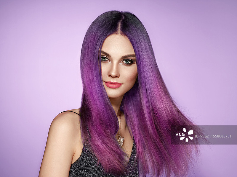时尚美丽的模特女孩，拥有五彩缤纷的染发。女孩妆容完美，发型精致。模特拥有完美健康的染发。图片素材