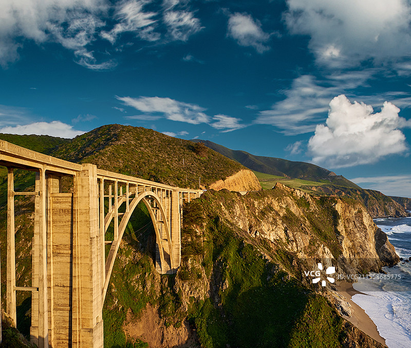 比克斯比溪桥，位于美国加利福尼亚州大苏尔地区的1号公路上。图片素材