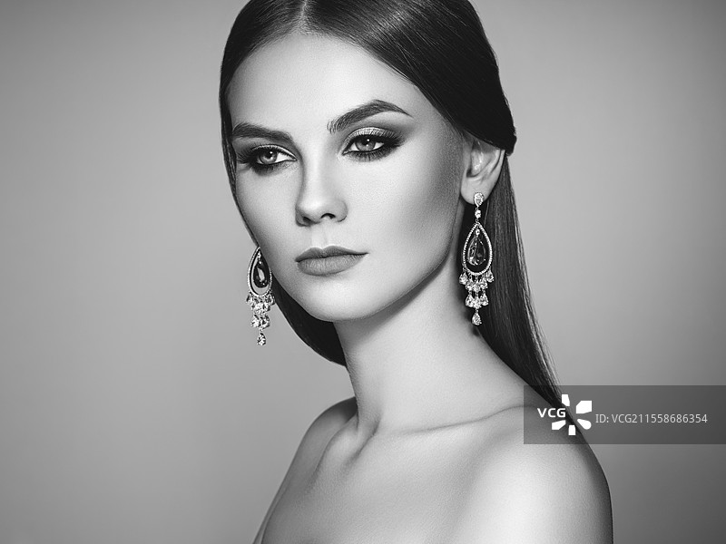 棕发女孩拥有长而光滑的秀发。美容时尚。睫毛。化妆眼影。护发和美容产品。完美的妆容和珠宝。图片素材