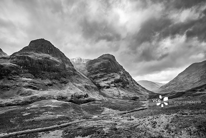 苏格兰高地格伦科的三姐妹山在湿润冬日的史诗般戏剧性的黑白风景图像图片素材