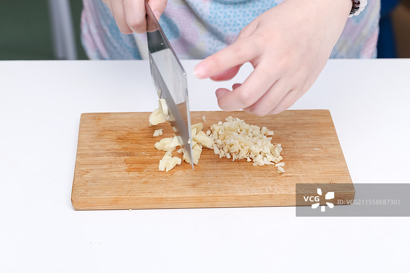 手部特写切蒜场景图片素材