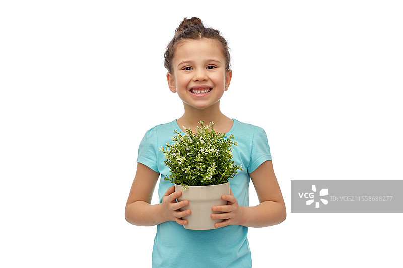 环境、自然与人类的概念 - 开心微笑的女孩手捧花盆中的花朵，背景为白色。开心微笑的女孩手捧花盆中的花。图片素材