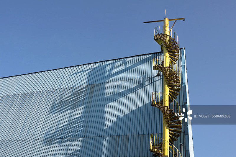 工业旧款黑色金属紧急楼梯图片素材