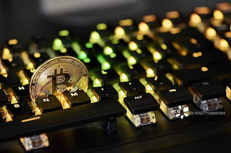 罗马尼亚加拉茨 - 2021年4月9日 工作室拍摄的金色比特币虚拟货币与电脑键盘图片素材