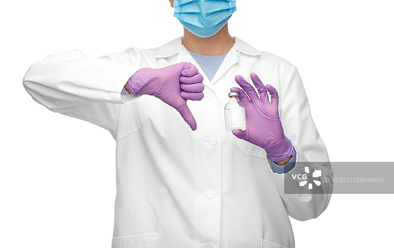 医学、疫苗接种和医疗保健概念 - 女性医生或护士戴着口罩，手持药瓶，白色背景下竖起大拇指向下。医生手持药物竖起大拇指向下。图片素材