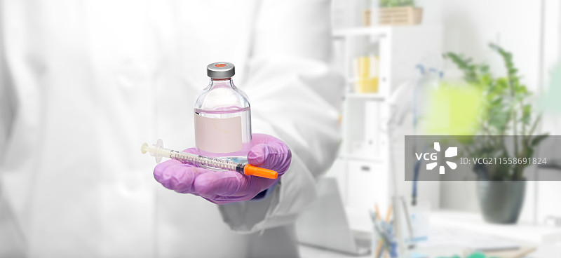 医学、疫苗接种和医疗保健概念 - 医生或护士在医院医疗办公室背景下，手持药物和注射器的特写。医生手持药物和注射器的特写。图片素材